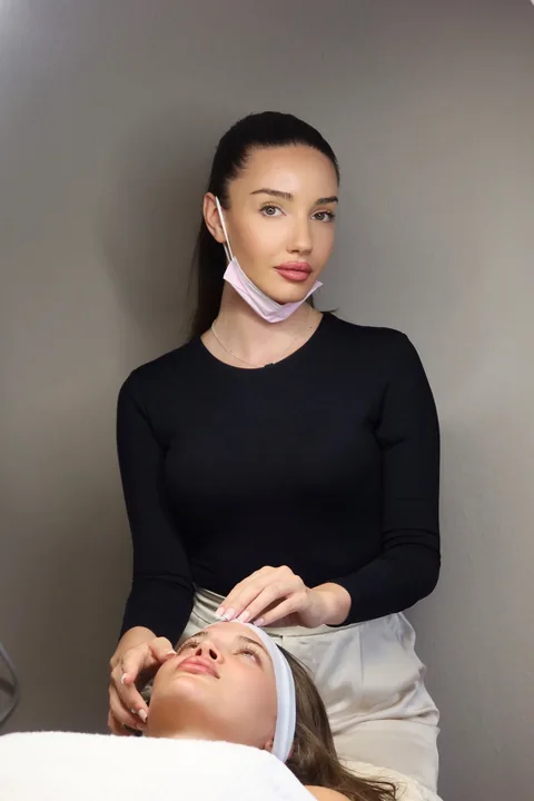 Stefania bei einer Behandlung im Studio